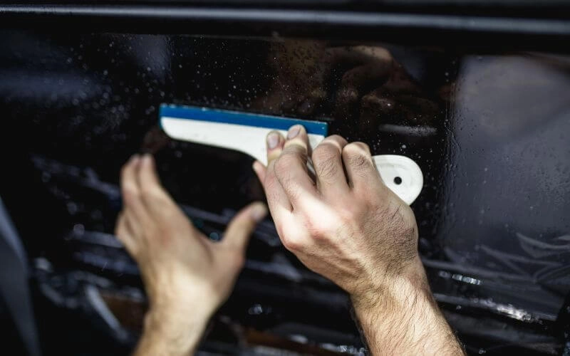 Manual_Window_Tinting_With_Squeegee